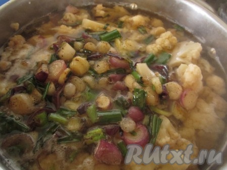 За 10 минут до готовности добавьте обжаренный лук в суп.