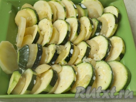 Овощи полить оливковым маслом, смешанным с чесноком, а затем влить сливки. Духовку разогреть до 200 градусов и запекать кабачки с картофелем 30 минут.
