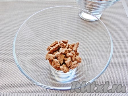 Печенье разломать на кусочки. На дно креманок выложить слой печенья.