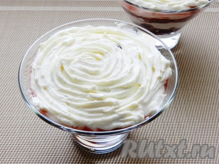 Сверху равномерно распределить творожную массу. Убрать креманки с десертом в холодильник на 1 час.