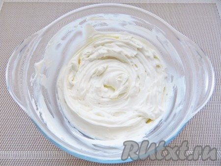 Творог взбить со сливками и сахарной пудрой погружным блендером (или вилкой) до получения пышной, кремообразной массы.