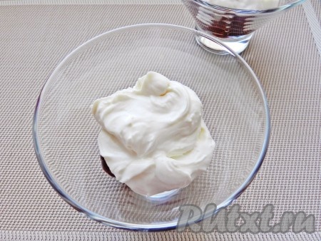 Затем выложить слой творожной массы.