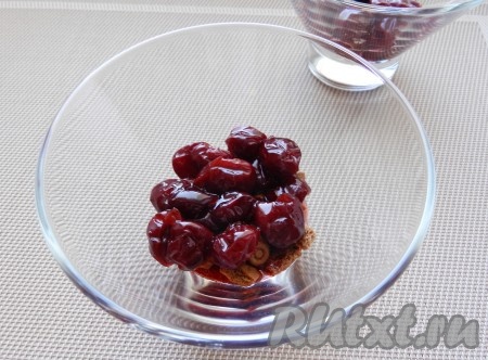 Сверху выложить часть вишни вместе с сиропом.