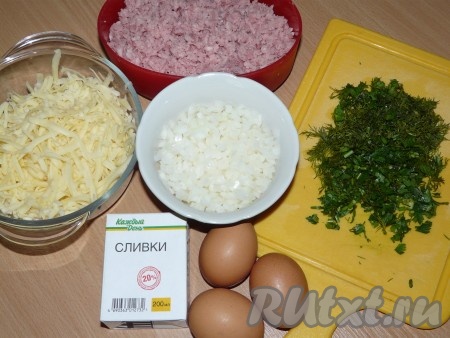 Приготовить начинку. Ветчину натереть на крупной тёрке, лук почистить и мелко нарезать. Зелень мелко порубить. Сыр потереть на крупной терке. 
