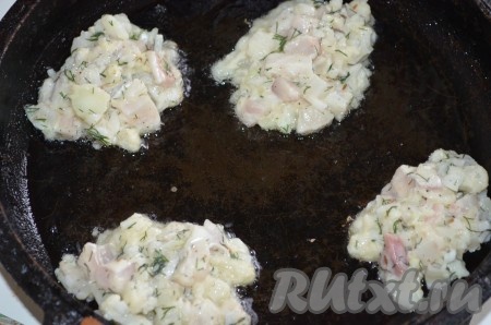 Разогреть сковороду с маслом. Выкладывать фарш ложкой, придавая форму оладушек.&nbsp;
