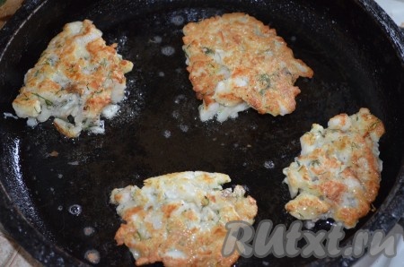 Жарить на среднем огне до золотистой корочки с 2-х сторон.

