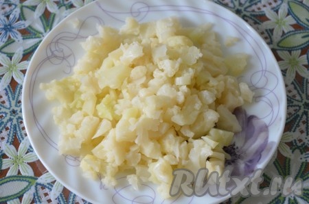 Также порезать цветную капусту на мелкие кусочки.
