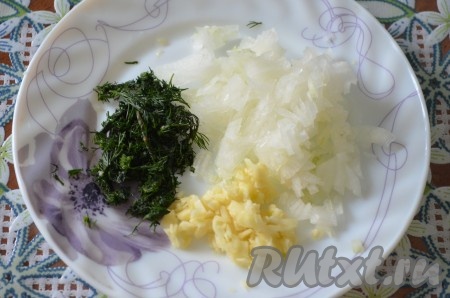 Лук, чеснок и зелень измельчить.