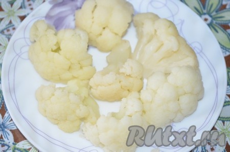 Рыбное филе порезать на мелкие кусочки со стороной примерно 0,5 см. Капусту отварить в подсоленой воде до готовности. У меня была замороженная, варила в течение 3 минут после закипания.