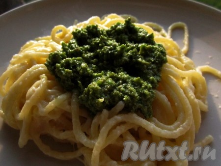 Он такой вкусный, что его можно просто намазывать на свежий хлеб! Или подавать его с рыбными блюдами, добавлять в салат или суп! Обязательно попробуйте сочетание соуса&nbsp;на основе чесночных стрелок "А-ля Песто" со спагетти!
