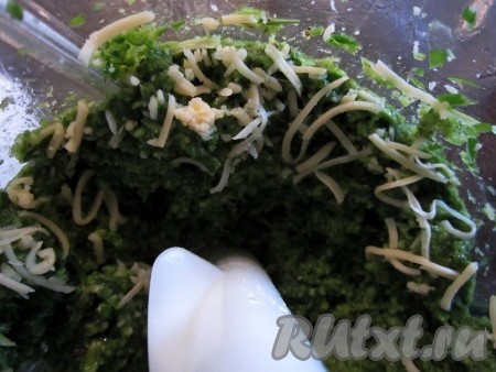 Кладём в соус тёртый сыр. И снова измельчаем в блендере. Пробуем на предмет соли. Если нужно, досаливаем.