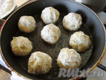 Из получившегося рыбного фарша с рисом сформировать котлетки (у меня получилось из этого количества 12 котлет среднего размера), обвалять их со всех сторон в муке. В сковороде разогреть масло и обжарить котлеты на среднем до румяности со всех сторон.