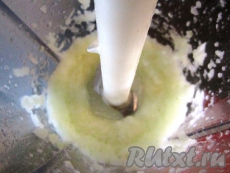 Рис промыть водой, после этого выложить в кастрюлю с достаточно большим количеством кипящей подсоленной воды, после закипания, уменьшив огонь, варить рис до готовности (минут 20), затем лишнюю воду слить, дать отваренному рису полностью остыть. Филе рыбы ополоснуть водой.&nbsp;Лук очистить, нарезать на крупные кусочки и измельчить в блендере (или с помощью мясорубки).