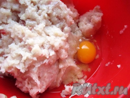 В глубокой миске смешать лук и рыбный фарш. Добавить яйцо.