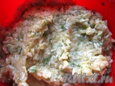 Фарш посолить и хорошо вымесить.