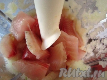 Рыбное филе крупно нарезать и измельчить до состояния фарша (я измельчала в большом стакане блендера в два приёма, но мясорубка тоже подойдёт).