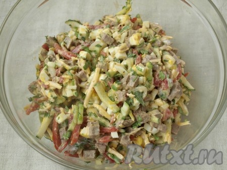 Салат "Бахор" поперчить и посолить по вкусу. Заправить майонезом, сметаной или йогуртом.
