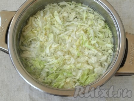Картофель нарезать кубиками, залить водой и дать закипеть. Снять пену и варить до готовности. За это время нашинковать капусту. Добавить капусту к уже готовому картофелю и варить с момента закипания 5 минут.
