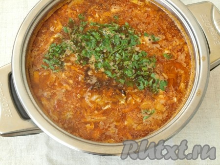 В кастрюлю добавить зажарку с килькой, варить 7-8 минут до готовности капусты. Борщ посолить и поперчить по вкусу. Затем всыпать зелень, огонь выключить и дать борщу настояться.