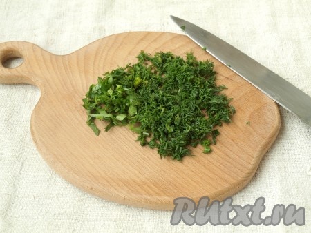 Нарезать мелко зелень.