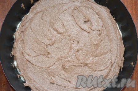 Выложить поверх белого теста.