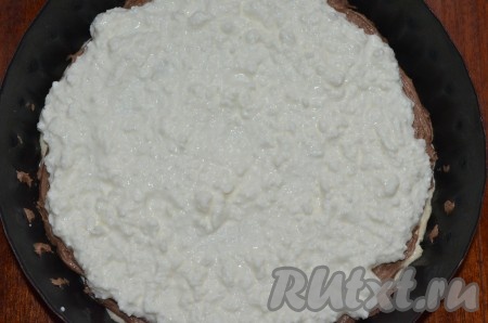 Выложить его на темное тесто.
