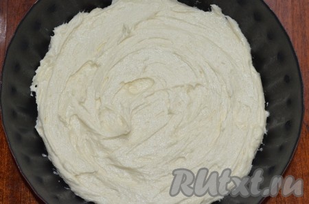 Просеять муку, разрыхлитель, ванилин. Взбить. Чуть больше половины белого теста выложить в смазанную форму диаметром 20 см. Разровнять.
