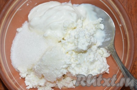 Перемешать все для творожного слоя.