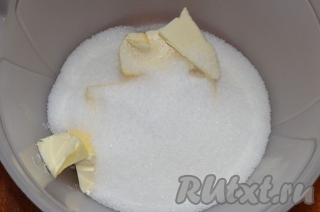 Размягченное сливочное масло взбить с сахаром и солью.
