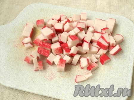 Нарезать крабовые палочки, как вам нравится.