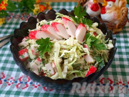 Салат с капустой, огурцом и крабовыми палочками