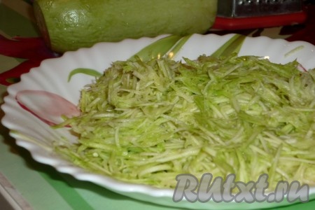 Вымыть лук, чеснок и морковь, очистить. Если кожица у кабачка жестковата, её лучше срезать, крупные косточки тоже лучше удалить. Кабачки натереть на средней тёрке.