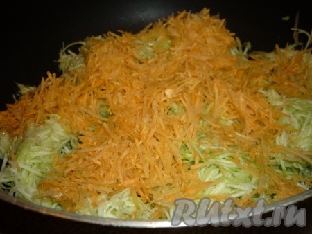 В сковороде разогреть растительное масло, выложить лук, морковь и кабачки, перемешать, тушить 7-8 минут (до мягкости овощей) на среднем огне, помешивая.