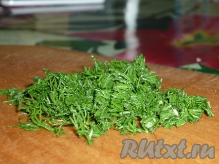 Помидоры помыть и сделать на кожице неглубокий крестообразный надрез. Окунуть помидоры в кипяток и снять кожицу. Затем помидоры пропустить через мясорубку или натереть на тёрке и переложить в сковороду. Укроп помыть и мелко нарезать.