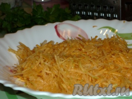 Морковку тоже натереть на средней тёрке.