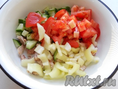 Сладкий болгарский перец порезать соломкой, помидоры - кубиками.