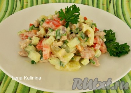 Салат с курицей, перцем и помидорами