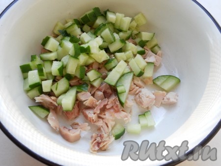 Мясо курицы отварить в подсоленной воде до готовности. Остудить и нарезать небольшими кусочками. Свежий огурчик порезать небольшими кубиками.