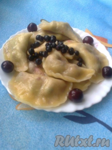 Вареники с вишней и вареники с черникой 
