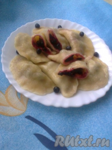 Наши вареники с вишней и вареники с черникой готовы.
