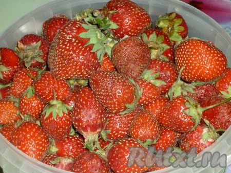 Сначала подготовим ягоды клубники.
