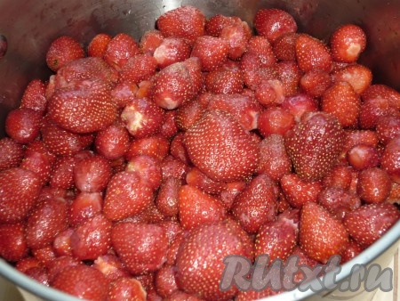 Моем клубнику, удаляем плодоножки, выкладываем в дуршлаг, чтобы стекла вся лишняя жидкость. Ягоды отправляем в ёмкость, в которой будем варить варенье.
