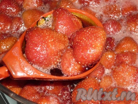 Ставим на средний огонь, доводим до кипения, снимая пену, затем уменьшаем огонь и варим 5 минут, периодически помешивая. Снимаем с огня и даём варенью из клубники полностью остыть. Когда варенье полностью остынет, снова ставим его на огонь, доводим до кипения на среднем огне, снимая пену, а затем провариваем 5 минут на минимальном огне, не забывая аккуратно перемешивать. Снимаем с огня, даём клубничному варенью "Пятиминутка" полностью остыть. Затем провариваем ещё раз в течение 5 минут с момента закипания. На фото видно, что в результате приготовления ягодки не развариваются и остаются целыми.