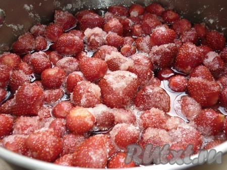 Засыпаем клубнику сахаром и оставляем на 3-4 часа, чтобы она пустила сок.&nbsp;
