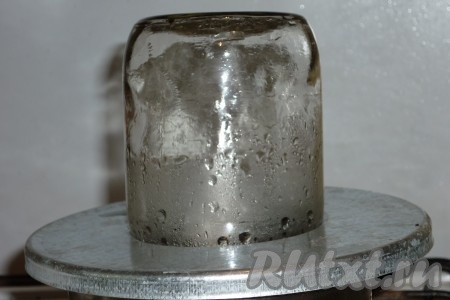 Разливаем горячее варенье по простерилизованным банкам и закрываем прокипячёнными крышками.