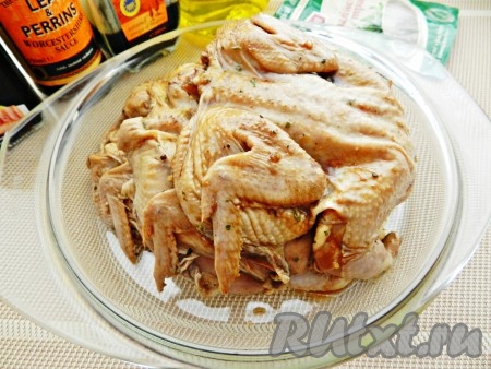 Перепелок вымыть, обсушить, разрезать вдоль по грудке. Смешать соевый соус, оливковое масло, вустерский соус, добавить итальянские травы и перец. Все перемешать. Залить перепелок маринадом, чтобы тушки были полностью покрыты. Убрать на ночь в холодильник.