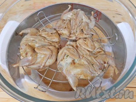 Подготовленных перепелок выложить на решетку аэрогриля или духовки.