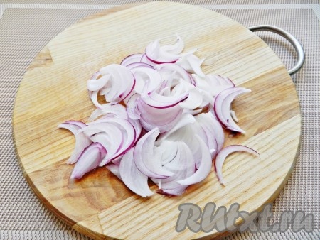 Листья салата вымыть, обсушить их. Огурец и помидор вымыть. Лук очистить и нарезать на тонкие полукольца.