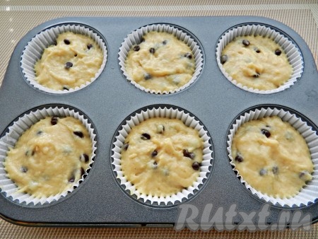 Подготовить формочки для выпечки. Тесто разложить по формам, заполняя их на 2/3 объёма. Из указанного количества ингредиентов получается 10 небольших маффинов.