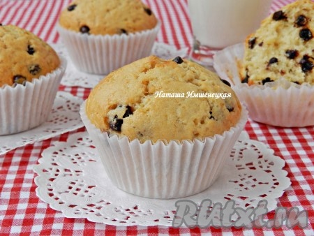Пышные и вкусные маффины с кусочками шоколада готовы.